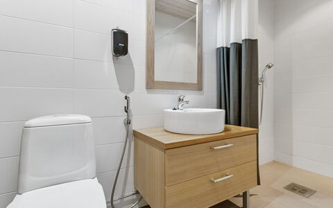 Nilikuru D9: Idraulico Fixture, Pavimentazione, Interior Design, Pavimento, Bagno, Lavandino Del Bagno, Gabinetto, Lavello, Rubinetto, Mobiletto Del Bagno