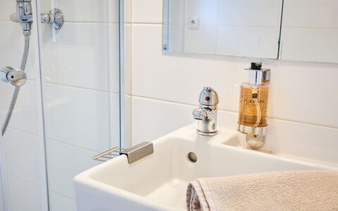 Pod Liščím Kopcem 2+2: Bagno, Idraulico Fixture, Interior Design, Rubinetto, Idraulico, Specchio, Lavello, Camera, Lavandino Del Bagno
