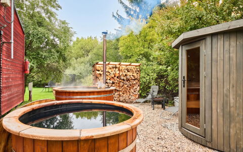 Pod Liščím Kopcem 2+2: Legna, Giardino, Color Legno, Latifoglie, Vasca Da Bagno, Backyard, Materiali Naturali, Edifici Giardino, Log Cabin