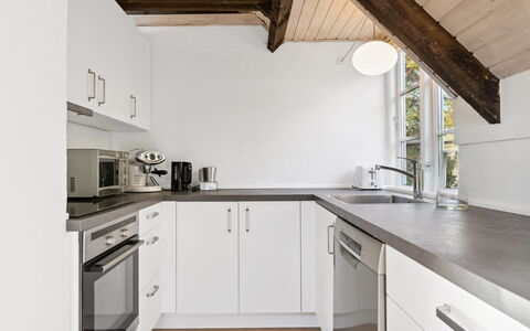 Emanuela - 800M from the Sea: Cucina, Controsoffitto, Pavimentazione, Interior Design, Legna, Soffitto, Elettrodomestico Da Cucina, Pavimento, Mobilia, Cabinetry