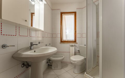 Argentario Giannella Apartment- Orbetello, Toscana: Rubinetto, Idraulico Fixture, Lavello, Lavandino Del Bagno, Proprietà, Specchio, Bagno, Viola, Costruzione