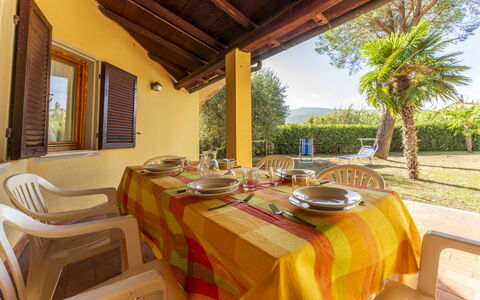 Argentario Giannella Apartment- Orbetello, Toscana: Tavolo, Pianta, Proprietà, Mobilia, Finestra, Sedia, Costruzione, Tovaglia, Tavola, Interior Design