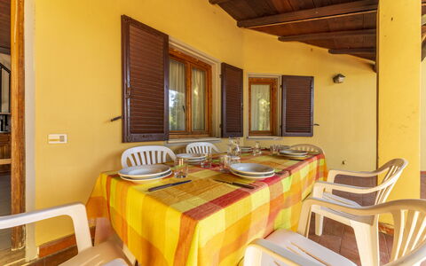 Argentario Giannella Apartment- Orbetello, Toscana: Tavolo, Proprietà, Tavola, Costruzione, Interior Design, Legna, Architettura, Finestra, Sedia, Piatto