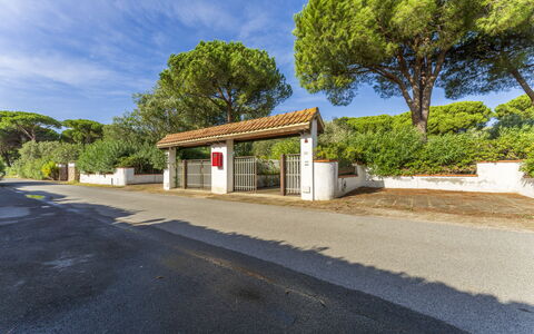 Giannella Apartment - Orbetello, Toscana: Cielo, Nube, Proprietà, Pianta, Manto Stradale, Albero, Asfalto, Shade, Lotto, Quartiere