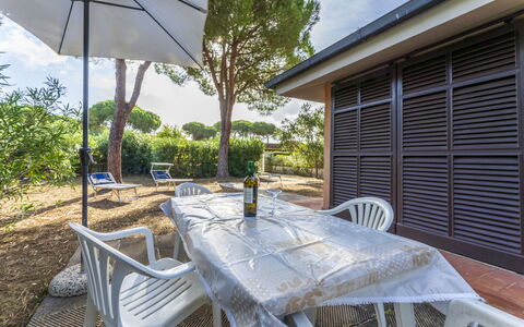 Giannella Apartment - Orbetello, Toscana: Mobilia, Pianta, Proprietà, Tavolo, Sedia, Shade, Costruzione, Mobili Da Esterno, Albero, Cielo