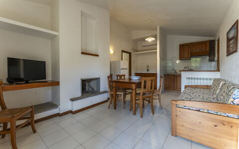 Giannella Apartment - Orbetello, Toscana: Tavolo, Mobilia, Proprietà, Cornice, Legna, Televisione, Costruzione, Cassetto, Interior Design, Sedia
