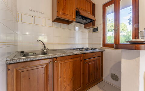 Giannella Apartment - Orbetello, Toscana: Marrone, Cabinetry, Lavandino Della Cucina, Controsoffitto, Proprietà, Mobilia, Lavello, Rubinetto, Costruzione, Cucina