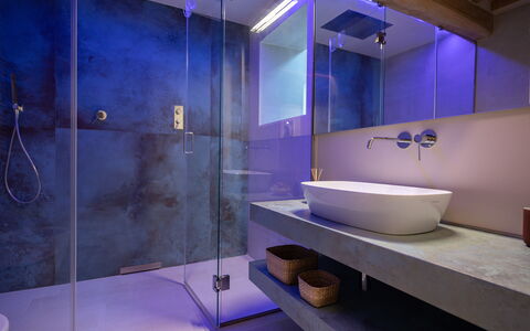 Villa Luana: Specchio, Rubinetto, Proprietà, Lavello, Idraulico Fixture, Viola, Blu, Azzurro, Bagno, Costruzione