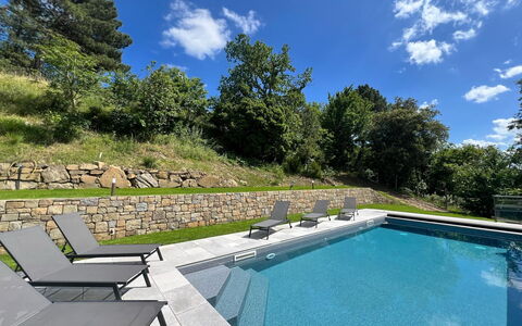 Villa Luana: Piscina, Giardino, Landscaping, Shade, Mobili Da Esterno, Flagstone, Backyard, Giochi D'Acqua, Lettino