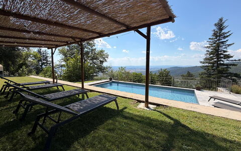 Villa Luana: Piscina, Catena Montuosa, Hill Station, Shade, Mobili Da Esterno, Eco Hotel, Ricorrere, Cresta, Balcone, Portico