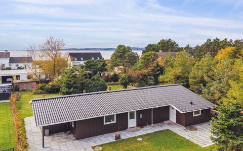 Ilva - 250M from the Sea: Tetto, Casa, Porta, Villetta, Shade, Raccordo, Cortile, Estate, Backyard
