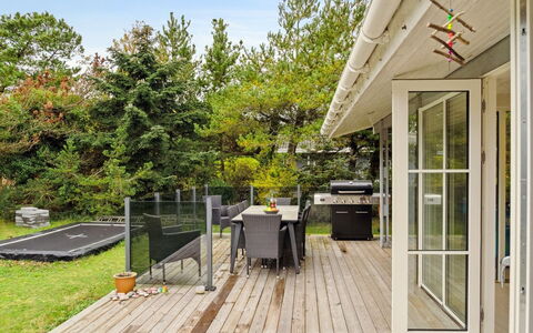 Ilva - 250M from the Sea: Tetto, Casa, Porta, Villetta, Shade, Raccordo, Cortile, Estate, Backyard