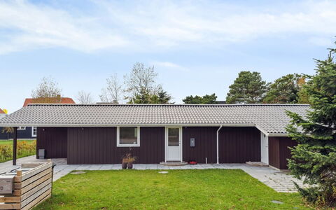 Ilva - 250M from the Sea: Tetto, Casa, Porta, Villetta, Shade, Raccordo, Cortile, Estate, Backyard