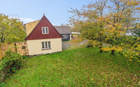 Edele - 3.8Km from the Sea: Tetto, Casa, Porta, Villetta, Shade, Raccordo, Cortile, Estate, Backyard