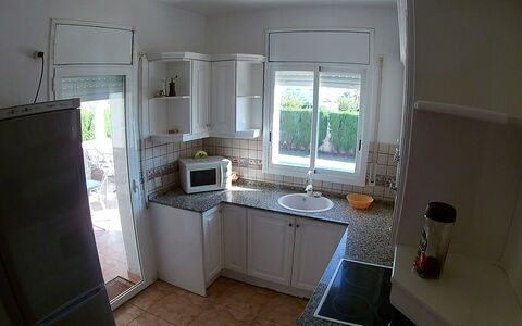 Villa Laura: Cabinetry, Lavandino Della Cucina, Controsoffitto, Finestra, Lavello, Elettrodomestico Da Cucina, Cucina, Cucina Stufa, Interior Design, Elettrodomestico