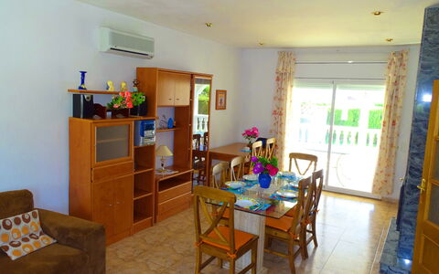 Villa Laura: Mobilia, Proprietà, Tavolo, Sedia, Interior Design, Finestra, Cabinetry, Legna, Pavimento, Immobiliare