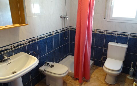 Villa Laura: Proprietà, Idraulico Fixture, Blu, Viola, Bagno, Rubinetto, Nero, Lavello, Lavandino Del Bagno