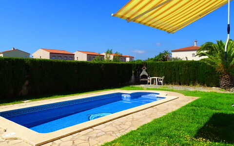 Villa Laura: Pianta, Cielo, Proprietà, Acqua, Azzurro, Costruzione, Shade, Rettangolo, Erba, Piscina