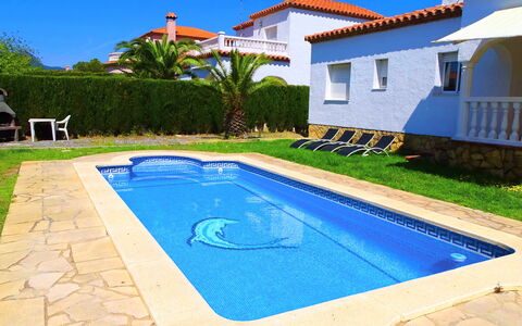 Villa Laura: Acqua, Costruzione, Pianta, Proprietà, Piscina, Azzurro, Blu, Cielo, Finestra, Shade