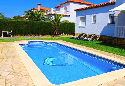 Villa Laura: Acqua, Costruzione, Pianta, Proprietà, Piscina, Azzurro, Blu, Cielo, Finestra, Shade