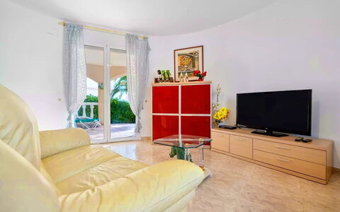 Villa Manuela: Mobilia, Proprietà, Divano, Comfort, Interior Design, Pianta, Televisione, Soggiorno, Giallo, Legna