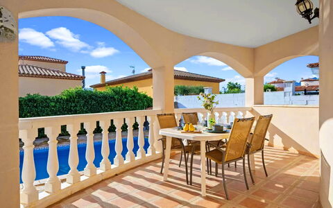 Villa Manuela: Tavolo, Mobilia, Proprietà, Nube, Cielo, Sedia, Costruzione, Azzurro, Mobili Da Esterno, Legna