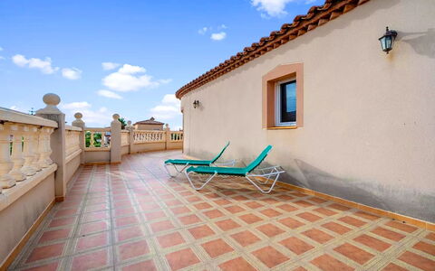 Villa Manuela: Nube, Cielo, Azzurro, Legna, Mobili Da Esterno, Costruzione, Linea, Tempo Libero, Pavimentazione, Parete