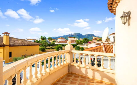 Villa Manuela: Cielo, Nube, Proprietà, Giorno, Costruzione, Azzurro, Legna, Architettura, Immobiliare, Punto Di Riferimento