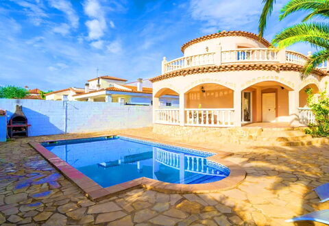 Villa Manuela: Nube, Cielo, Costruzione, Proprietà, Acqua, Pianta, Blu, Casa, Finestra, Piscina