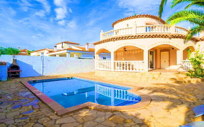 Villa Manuela: Nube, Cielo, Costruzione, Proprietà, Acqua, Pianta, Blu, Casa, Finestra, Piscina