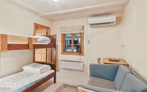 Muriel - 1.1Km from the Sea: Parete, Pavimento, Pavimentazione, Legna, Interior Design, Letto, Camera Da Letto, Soffitto, Mobilia, Camera