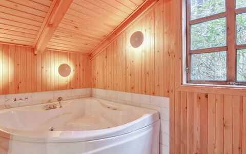 Muriel - 1.1Km from the Sea: Legna, Idraulico Fixture, Vasca Da Bagno, Interior Design, Pavimentazione, Bagno, Soffitto, Idraulico, Pavimento, Rubinetto