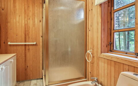 Muriel - 1.1Km from the Sea: Idraulico Fixture, Legna, Bagno, Pavimentazione, Pavimento, Rubinetto, Interior Design, Lavandino Del Bagno, Idraulico, Lavello
