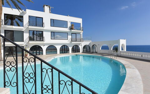 Seaside Suite 302: Pianta, Costruzione, Cielo, Nube, Finestra, Casa, Albero, Porta, Lotto, Shade