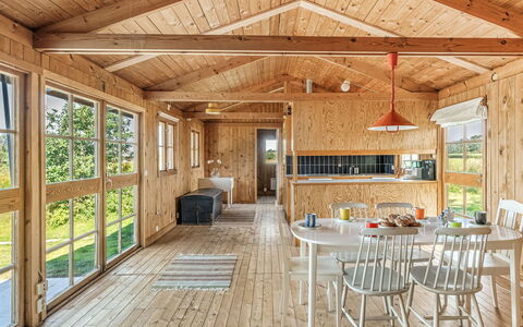 Solhaga: Mobilia, Proprietà, Tavolo, Legna, Sedia, Finestra, Interior Design, Pavimentazione, Pavimento, Fascio