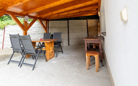 Zimořský Domek: Legna, Interior Design, Sedia, Tavolo, Pavimento, Pavimentazione, Shade, Albero, Latifoglie, Color Legno