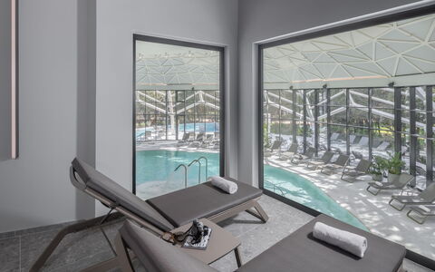 Luxury Beachfront Villa Porto Bus: Costruzione, Shade, Condominio, Sedia, Pianta, Soggiorno, Finestra, Pavimentazione, Bicchiere