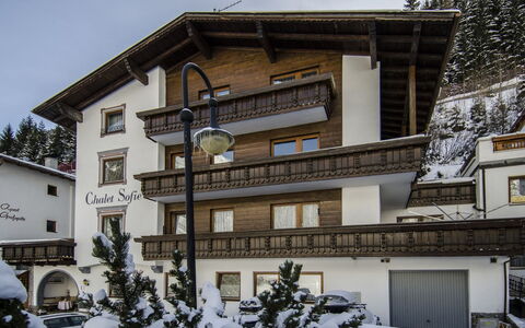 Ischgl 110: Cielo, Costruzione, Proprietà, Finestra, Neve, Pianta, Albero, Urban Design, Casa, Quartiere