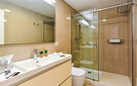 Papagayo San Agustin: Pavimentazione, Idraulico Fixture, Pavimento, Bagno, Interior Design, Mobiletto Del Bagno, Idraulico, Specchio, Lavello, Rubinetto