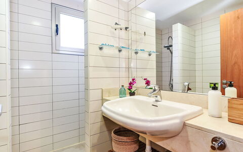Tipo 3 Dormitorios: Bagno, Idraulico Fixture, Lavandino Del Bagno, Pavimentazione, Interior Design, Pavimento, Rubinetto, Lavello, Specchio, Idraulico