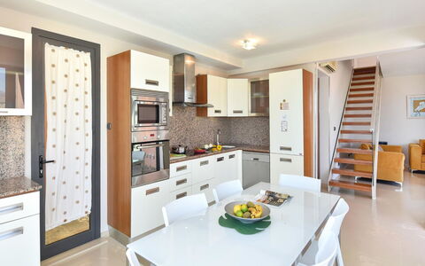 Los Lagos 36: Tavolo, Cabinetry, Mobilia, Controsoffitto, Interior Design, Legna, Scaffalature, Elettrodomestico, Pavimentazione, Soggiorno