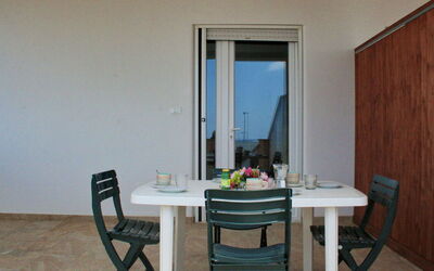 Torre Vado 647: Tavolo, Mobilia, Costruzione, Legna, Sedia, Interior Design, Casa, Pavimento, Pavimentazione, Latifoglie