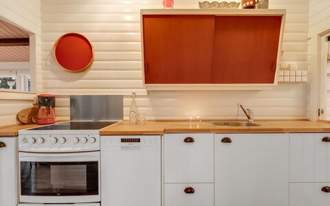 Dimo - 300M to the Fjord: Legna, Pavimentazione, Interior Design, Cucina, Elettrodomestico Da Cucina, Pavimento, Controsoffitto, Cabinetry, Color Legno, Camera