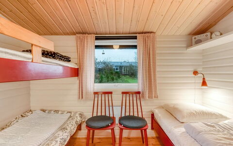 Dimo - 300M to the Fjord: Legna, Interior Design, Pavimento, Soffitto, Pavimentazione, Color Legno, Mobilia, Camera Da Letto, Letto, Latifoglie