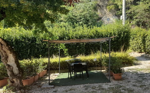Villa Le Ripe Apartments - Gambassi Terme, Toscana: Pianta, Comunita 'Impianto, Paesaggio Naturale, Albero, Shade, Lotto, Erba, Mobili Da Esterno, Arbusto, Groundcover