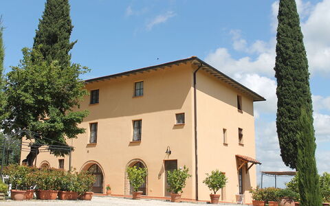 Villa Le Ripe Apartments - Gambassi Terme, Toscana: Pianta, Nube, Cielo, Costruzione, Proprietà, Finestra, Albero, Lotto, Casa