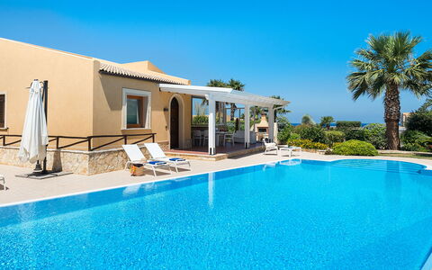 Villa Cornino - Custonaci, Sicilia: Acqua, Cielo, Proprietà, Pianta, Piscina, Azzurro, Costruzione, Albero, Shade, Tempo Libero