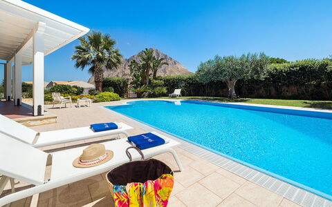 Villa Cornino - Custonaci, Sicilia: Cielo, Acqua, Proprietà, Pianta, Piscina, Costruzione, Azzurro, Natura, Albero, Shade