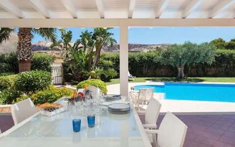 Villa Cornino - Custonaci, Sicilia: Pianta, Proprietà, Acqua, Azzurro, Sedia, Piscina, Tavolo, Mobili Da Esterno, Albero, Shade