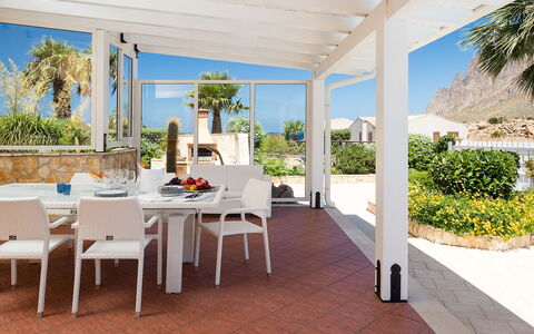 Villa Cornino - Custonaci, Sicilia: Pianta, Mobilia, Tavolo, Azzurro, Sedia, Illuminazione, Interior Design, Architettura, Shade, Costruzione